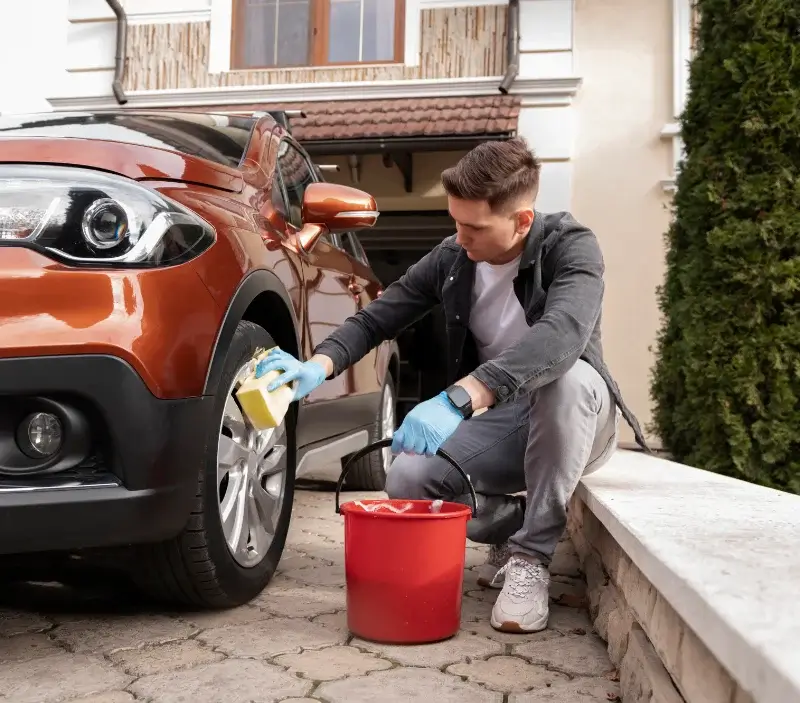 Lavage auto à domicile Aigueperse : professionnel intervenant sur un véhicule